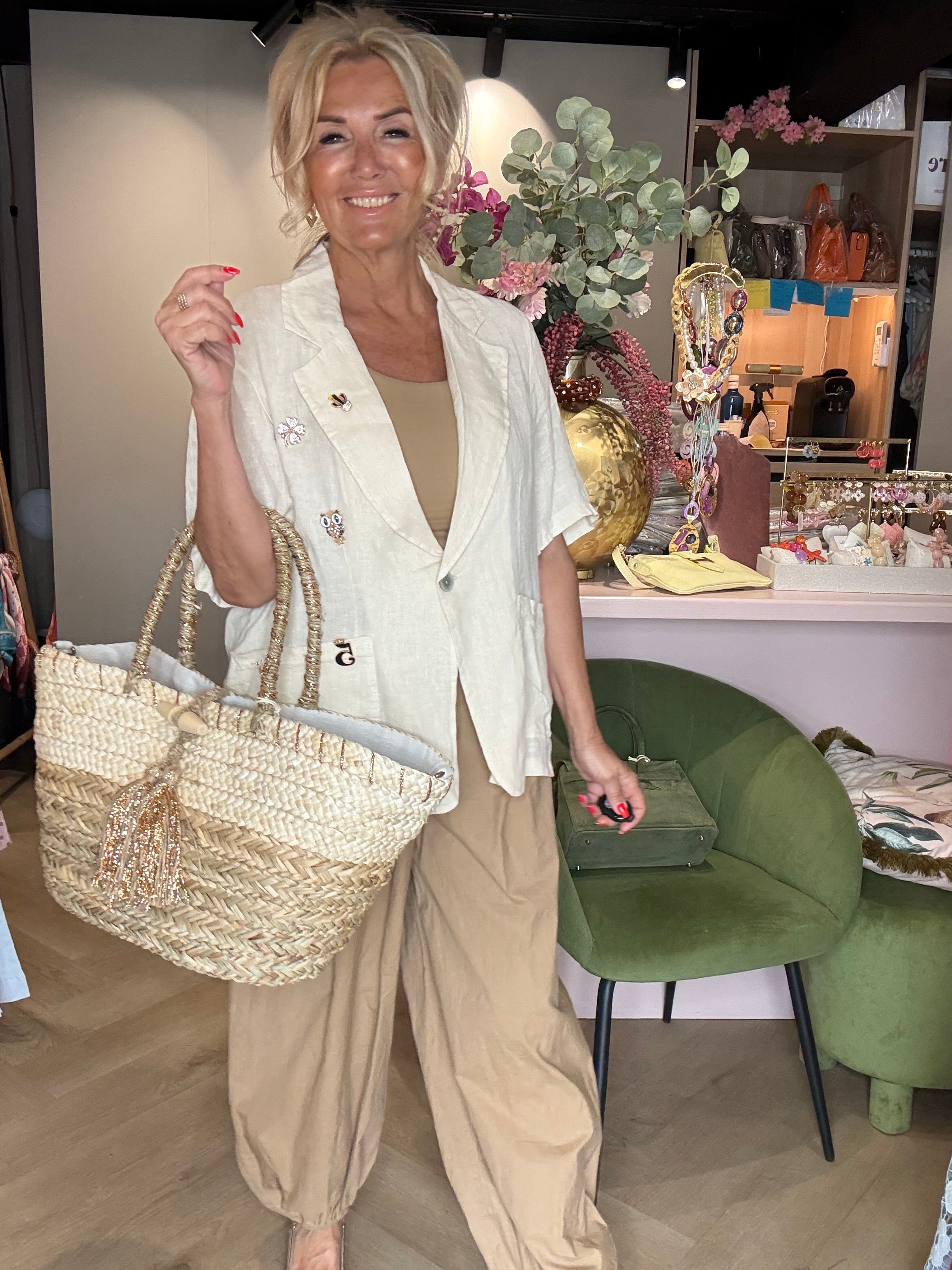 Beiger Korb aus Rattan mit Goldakzenten